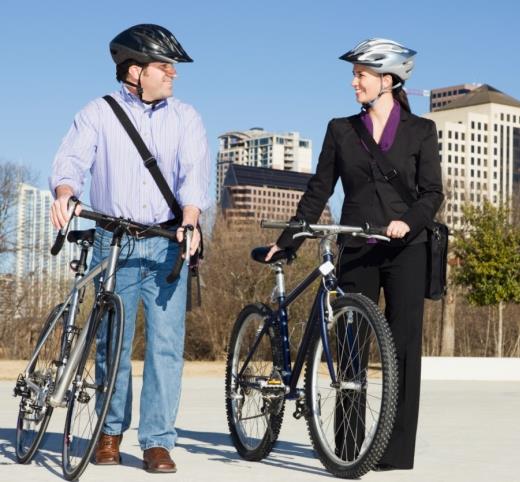 Bici in sicurezza Se esistono piste ciclabili disponibili, usale: è il posto più sicuro per viaggiare in bicicletta. Indossa il caschetto.