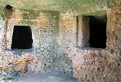 Necropoli di Anghelu Ruju. di Melissa Manus e Laura Sotgiu Il complesso tombale prenuragico è situato a 10 km. Da Alghero sulla strada dei due mari per Porto Torres.