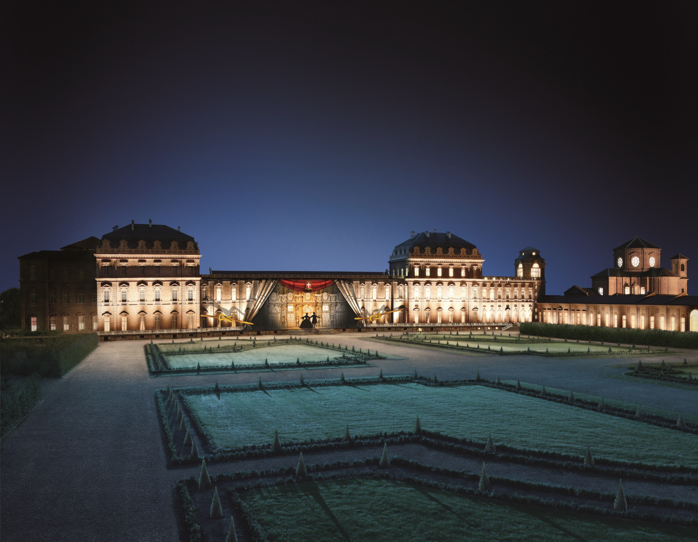 30 con ingresso speciale a 10 euro che comprende: Illuminare il Barocco, scenografico spettacolo di videomapping con proiezioni sulla facciata della Galleria Grande dai Giardini del Gran Parterre.