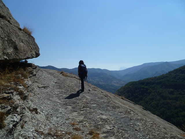 Vrafino Cellini Descrizione itinerario escursionistico A Il sentiero inizia a destra della cresta, sotto la Rocca di Montecalvo ( circa 940m), per addentrarsi subito in un castagneto.