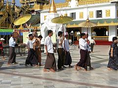 L ex capitale Yangon, conosciuta anche con il nome di Rangoon, è la città più grande del Myanmar e continua a essere il più importante centro commerciale del paese e punto d arrivo della maggior