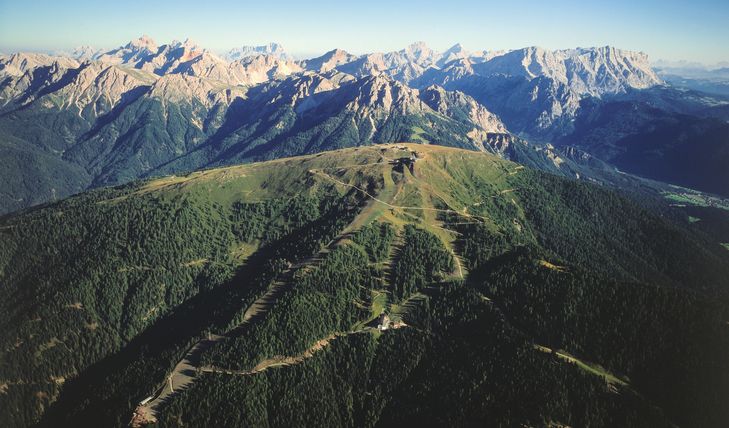 La zona sciistica, con più di 100 km di piste e più di 30 impianti di risalita, è un importante comparto economico dell intera Val Pusteria.