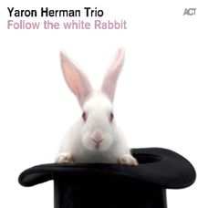 Emissione N 277 ACT 0614427949929 ACT 9499-2 HERMAN YARON FOLLOW THE WHITE RABBIT Yaron Herman è nato a Tel Aviv il 12 Luglio 1981.