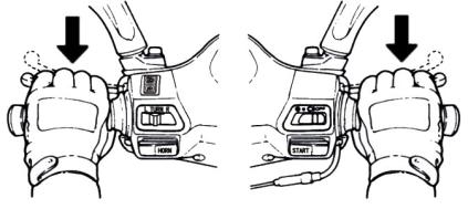 GANCIO CASCO Utilizzarlo solo a moto spenta e parcheggiata gancio ATTENZIONE Non guidare mai con il casco legato al gancio. TAPPO CARBURANTE 1.Aprire la sella 2. Non riempire mai fino all orlo 3.