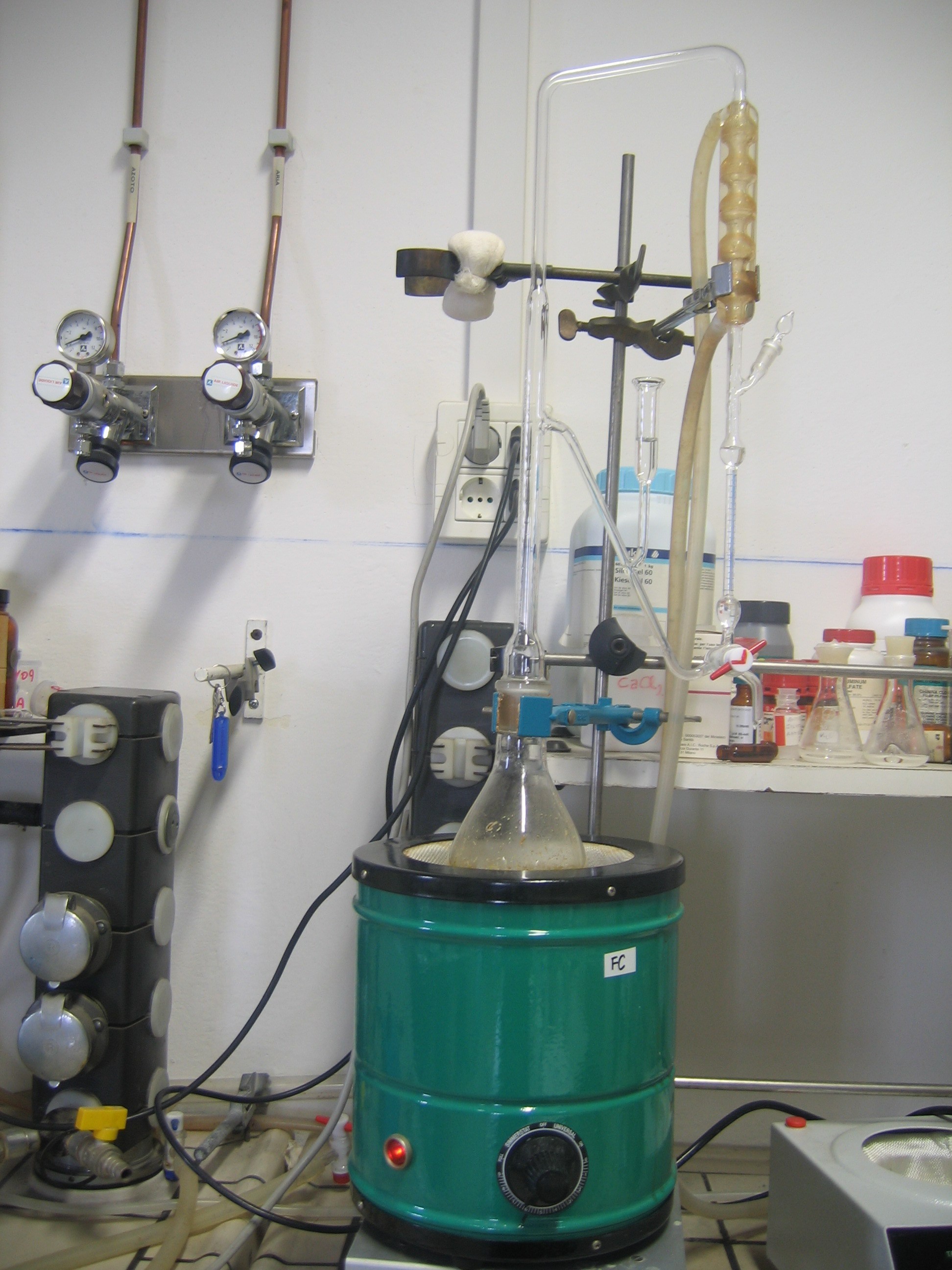 Distillazione in corrente di vapore d acqua: distillazione particolare per la maggiore dedicata all estrazione di essenze. Il solvente è l acqua.