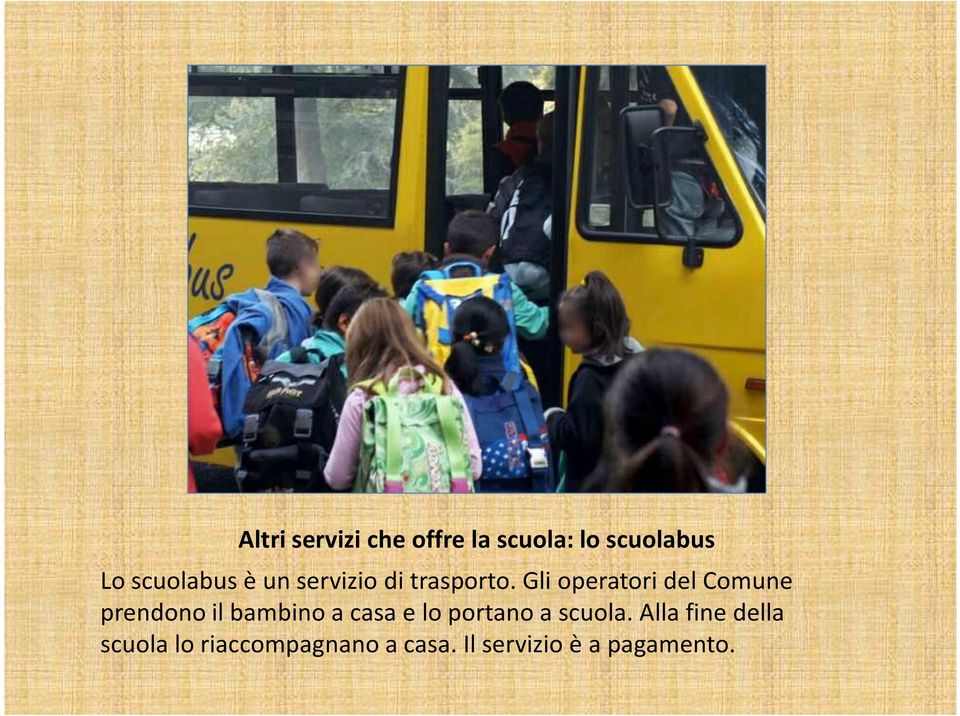 Gli operatori del Comune prendono il bambino a casa e lo