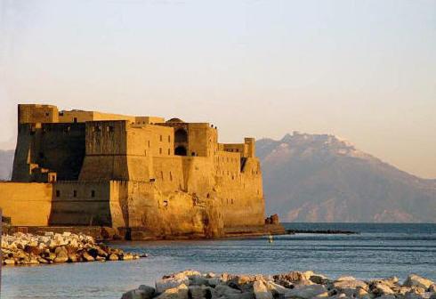 it Zona pedonale nel Centro Storico di Napoli, a due passi dalla Piazza del Plebiscito, dal Porto, dalle più importanti attrattive turistiche e dalle principali stazioni di Metropolitane e Funicolari.