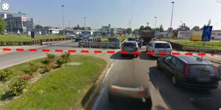 Girando a destra per Via Gattinara, proprio di fronte al vecchio ponticello di ferro, si può raggiungere Assago ed altre interessanti ciclabili nel Parco Agricolo Sud Milano La zona commerciale di