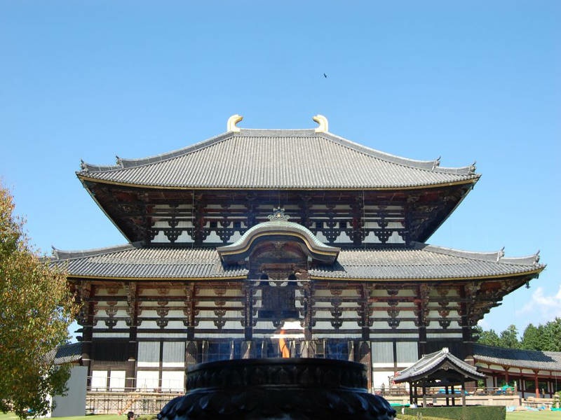 Osaka / Himeji / Hiroshima In mattinata, trasferimento in treno proiettile a Himeji e visita del bellissimo castello dei samurai, appena riportato ai suoi antichi fasti (la visita si effettua