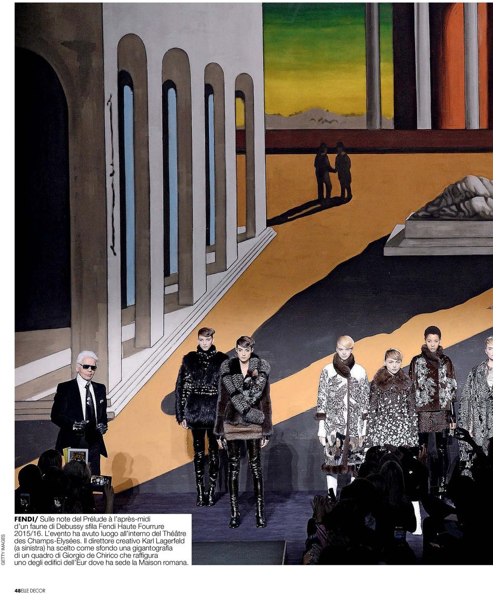Il direttore creativo Karl Lagerfeld (a sinistra) ha scelto come sfondo una gigantografia di un