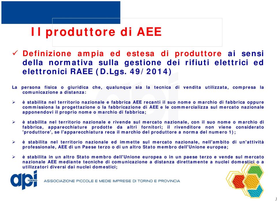 nome o marchio di fabbrica oppure commissiona la progettazione o la fabbricazione di AEE e le commercializza sul mercato nazionale apponendovi il proprio nome o marchio di fabbrica; è stabilita nel