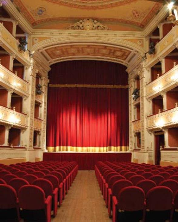 1. Pirandello e il teatro: la scena «tradisce» Pirandello parte dalla concezione del teatro come messa in scena di un testo scritto: è il modello di teatro arrivato a