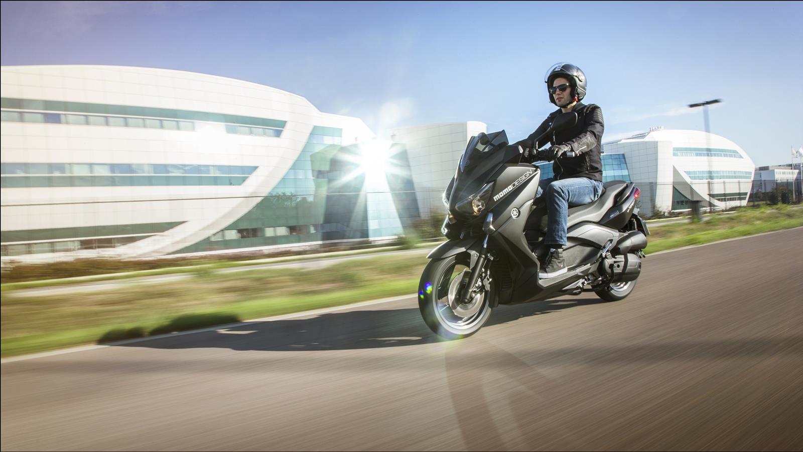 Disegna i tuoi percorsi. La gamma Yamaha di scooter sportivi X-MAX abbina al glamour una qualità superiore. Un concetto che raggiunge nuovi standard, ancora più elevati.