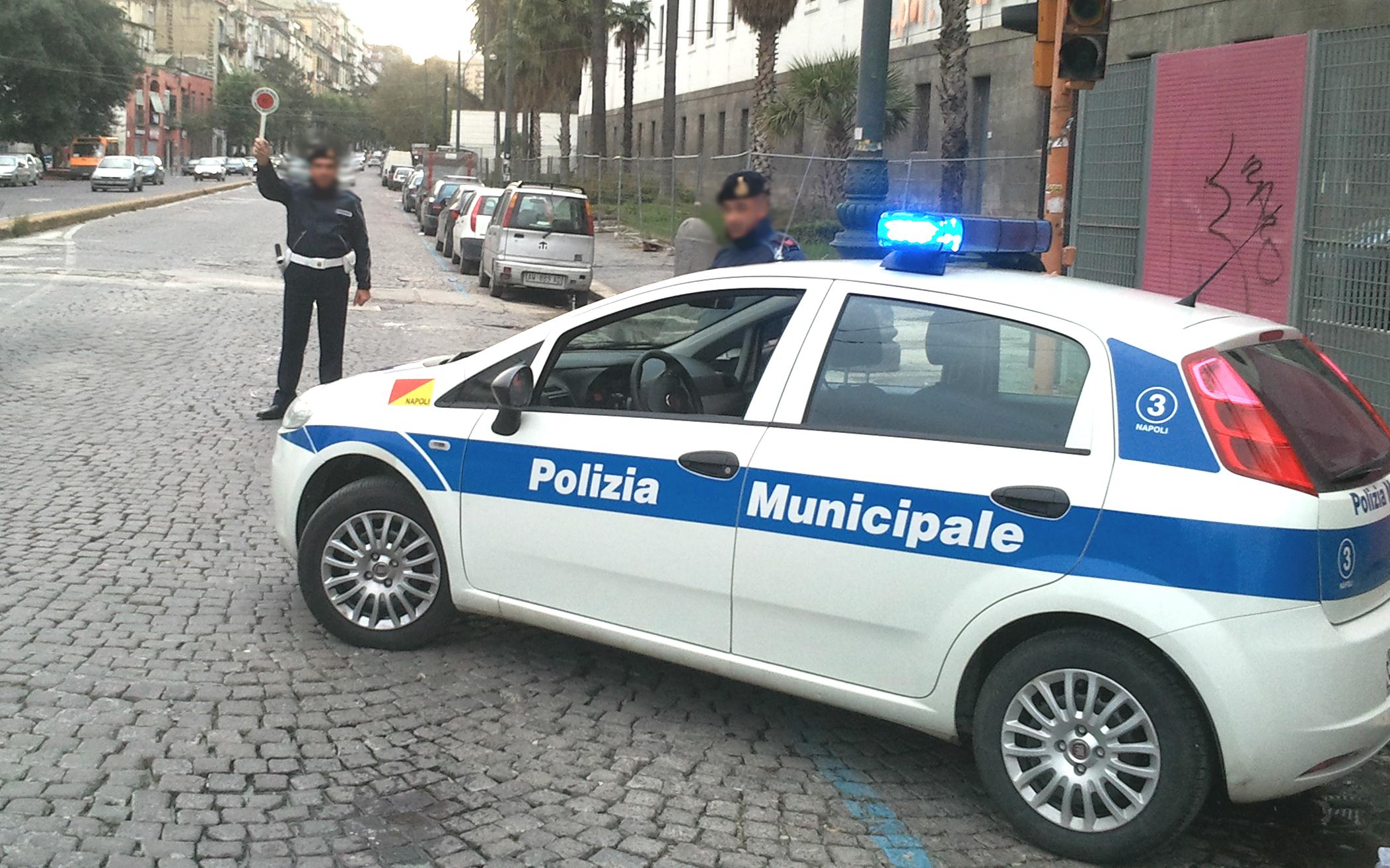 Protocolli Operativi nei Posti di Sicurezza Postazioni e fermo dei veicoli I Posti di Sicurezza sono dispositivi attuati da operatori con funzioni di Polizia Stradale, per il controllo del