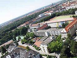 La Jugendgästehaus Don Bosco é integrata, in qualità di istituto della comunità religiosa dei Salesiani Don Bosco, nel centro giovanile Salesianum, situato nel cuore di Monaco.