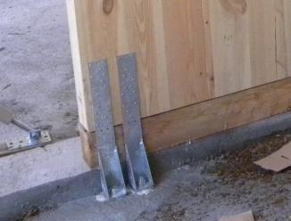 Il montaggio del sistema xlam FONDAZIONE: Per isolare le strutture in legno da quelle in cemento della fondazione, si realizza un cordolo in legno di larice fissato alla trave rovescia di cemento