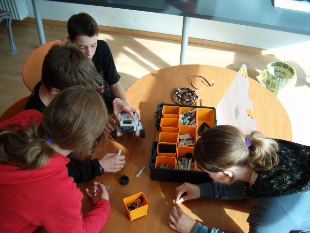 Progetto Rainerum First LEGO League Abstract Per la prima volta due squadre italiane partecipano alla First LEGO League, competizione di Robotica e Scienza a livello mondiale per ragazzi dai 10 ai 16