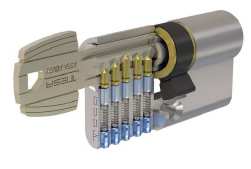Cilindro T-60 Il cilindro T-60 è un cilindro di sicurezza standard, dotato di chiave piatta reversibile.