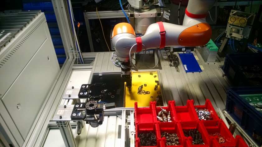 Soluzione Utilizzare un robot collaborativo (KUKA iiwa) in grado di: - Lavorare