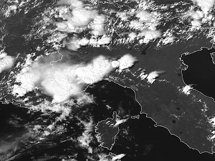 Fig. 8 : due Sistemi a V responsabili di temporali intensi e localizzati, rispettivamente sulla Costa Azzurra (immagine dal Visibile a sinistra) e sul Tigullio (immagine all infrarosso a destra).