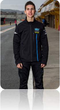 Dopo gli straordinari successi della scorsa stagione, Romano Fenati resterà il primo pilota dello Sky Racing Team VR46 anche nel 2015.