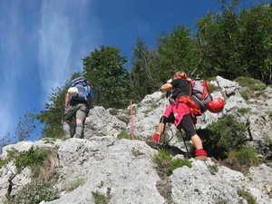 17 settembre 2010 (f.f.) la via ferrata del Monte Forato si stacca dal sentiero 110 proveniente dalla Foce di Petrosciana e diretto alla Foce di Valli.