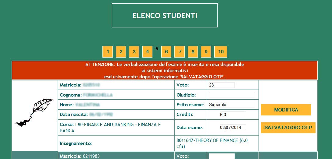 Il sistema segnala evidenziandoli in bianco gli studenti per i quali il verbale è stato modificato e visualizzando una icona a forma di penna per tutti gli studenti i cui dati sono in attesa di