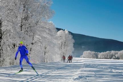 Lungo la Val Casies L ampio e soleggiato fondovalle si adatta ottimamente a tracciare d inverno le piste per il fondo: oltre 42 km in tutto.