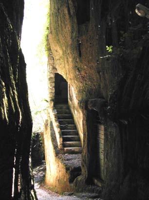 Foto 3 7. Vedute di tagliate e cunicoli nei pressi di Corchiano, scavati nell Ignimbrite C.