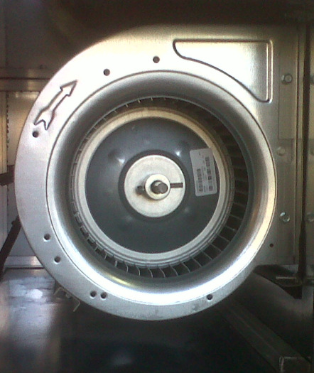 Le unità di trattamento dell aria serie TS basso profilo sono state studiate per effettuare tutte le operazioni normalmente demandate a una UTA, ma con un altezza di soli 450mm per facilitarne l