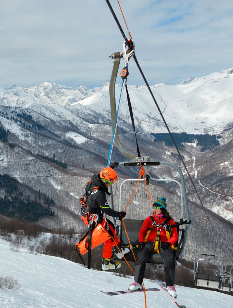 2 RETRACTABLE FALL ARRESTERS AND SELF RETRACTING LANYARDS