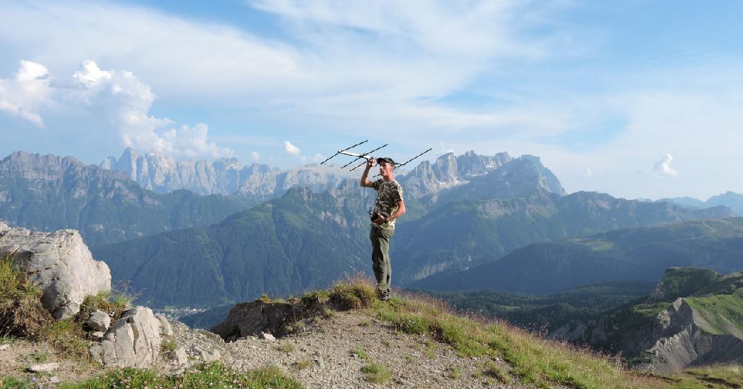 Per l'individuazione delle femmine è stata utilizzata un'antenna direzionale, che rileva appunto la direzione in cui è presente l'animale munito di radio-collare