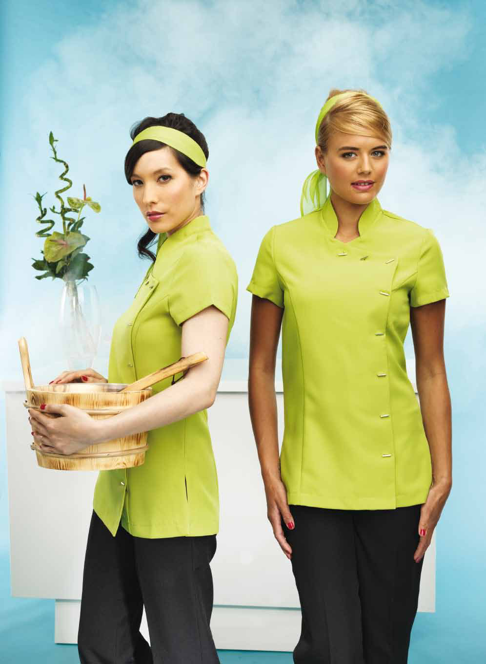 247 APRON PR171 NEW Women Pocket Tabard 65% poliestere, 35% cotone twill. Pettorina con una capiente tasca frontale, linguette laterali con chiusura con bottone automatico. Lunghezza: 68 cm.