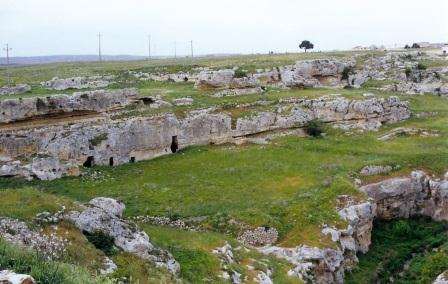 Singolare è la cattedrale di Ruvo di Puglia, nota per la sua facciata a spioventi estremamente accentuati; particolare è la cattedrale di Gravina in Puglia in cui gli elementi romanici e gotici si