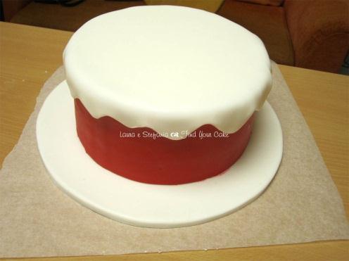 Allo stesso modo, per rivestire il bordo laterale della torta più grande, stendere 500 gr di pasta di zucchero rossa, ricavando una striscia alta 10 cm e lunga quanto la circonferenza della torta