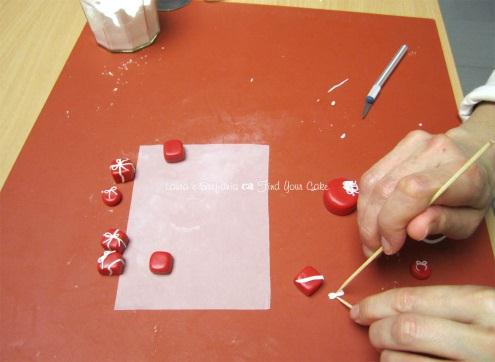 Preparare i pacchettini con delle palline da tagliare e sagomare con l'aiuto delle