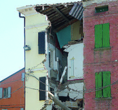Comportamento degli edifici in muratura nella sequenza sismica del 2012 in Emilia dovuta a qualche forma di irregolarità strutturale sono riportati nella Figura 14, che mostra danni nel piano e