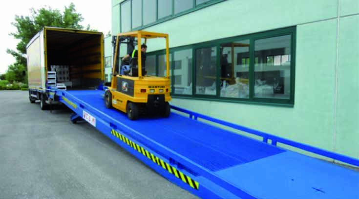 LOGISTICS / LOGISTICA LOADING CHUTE MD PEDANA MD Loading platform for forklifts. Load capacity: from 6000 to 10 000 kg. Total length: 12 m.