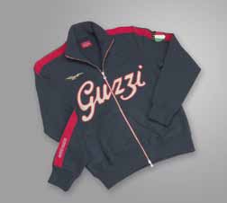 Il logo Guzzi e tutto il fascino di appartenere alla storia del motociclismo racchiuso nel calore dei capi della linea Guzzi.