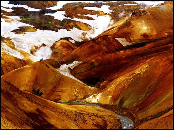 strada 85 lungo la penisola di Tjornes (unica zona fossilifera dell'isola) e si entra nella riserva naturale di Asbyrgi dove si effettua un'escursione fino al laghetto.