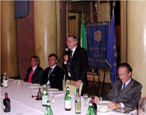 Sintesi della Conviviale Il Presidente apre la riunione in Interclub con il R.C. Milano Monforte ed il R.C. Milano Duomo, salutando le autorità rotariane, i Presidenti degli altri Club presenti, gli oratori il Dott.