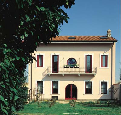 PRODOTTI AI SILOSSANI VILLA SILOSSANI I PRODOTTI AI SILOSSANI I prodotti ai Silossani rappresentano la terza generazione fra quelli di origine minerale.