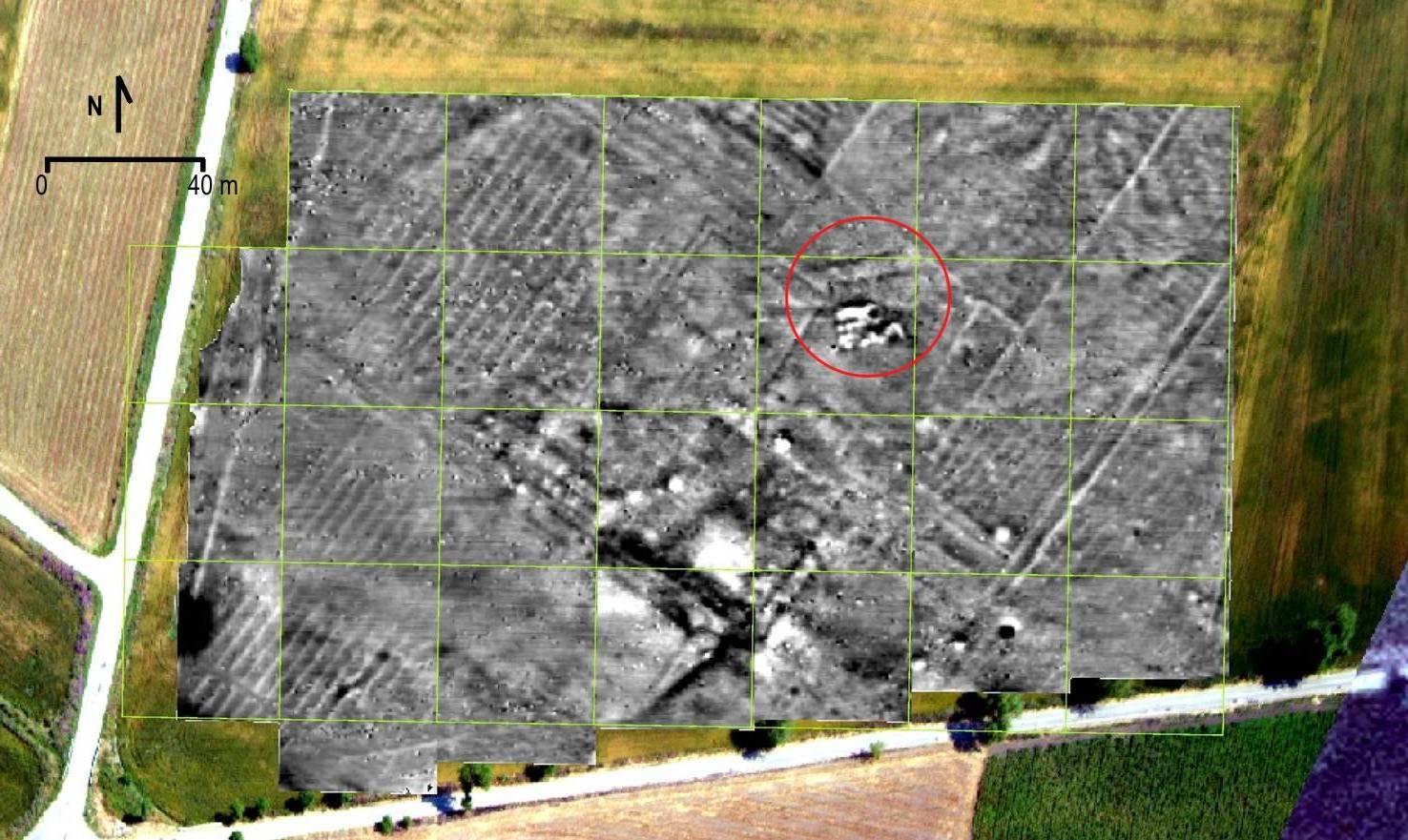 Le figure 3a-b mostrano rispettivamente il magnetogramma georeferenziato dei dati elaborati sovrapposto alla foto aerea e una ipotesi di ricostruzione delle strutture sepolte.