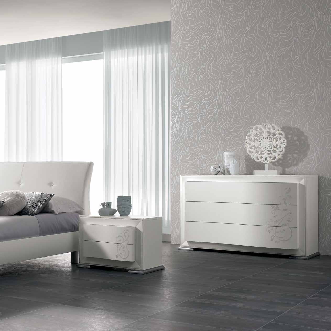 Armadio Naxos bianco frassino con fiore / specchi fumè - comò Charm bianco frassino comodino Charm bianco frassino - letto Lux testata imbottita con giroletto bianco