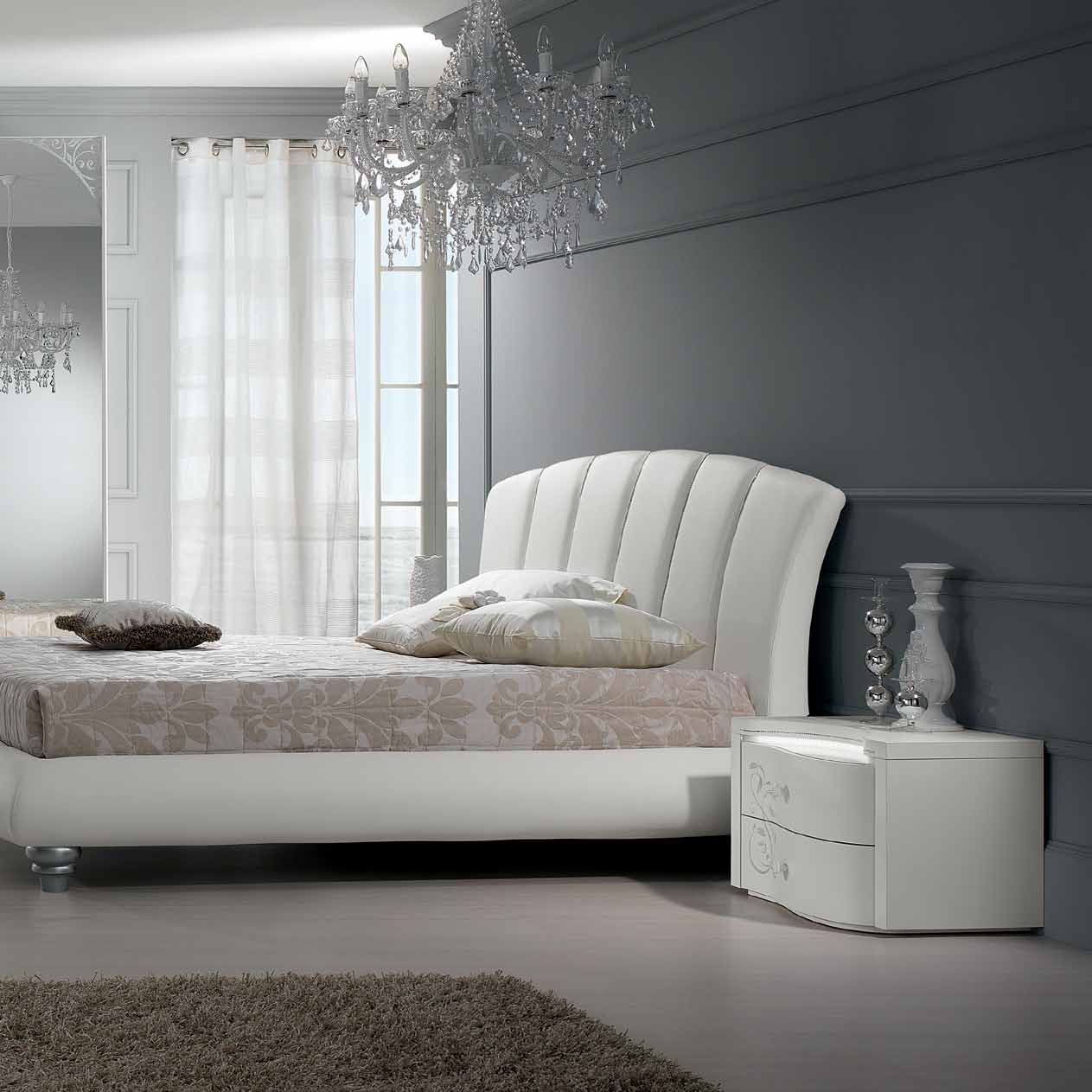 Armadio Glamour bianco frassino con decoro / specchi con decoro - comò Glamour bianco frassino con decoro e strass comodino Glamour bianco frassino con decoro e strass - letto Glamour c/svarovski