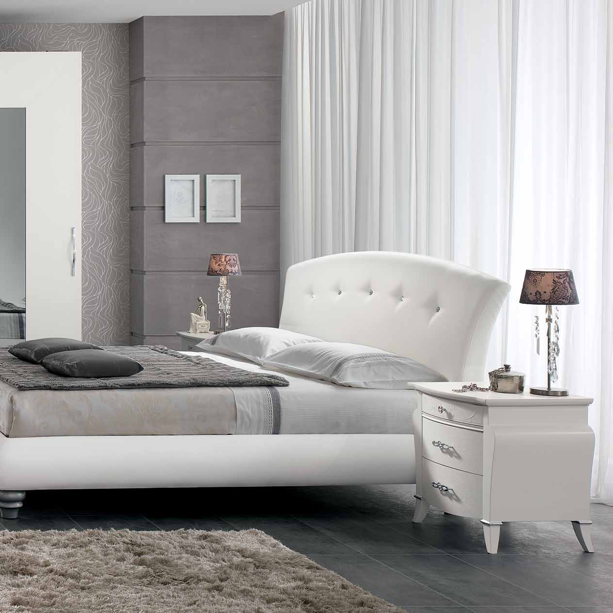 Armadio Lux bianco frassino / specchi fumè - comò Decò bianco frassino/ maniglie c/swarovski comodino Decò bianco frassino/ maniglie c/swarovski - letto Luna c/swarovski ecopelle bianca - specchiera