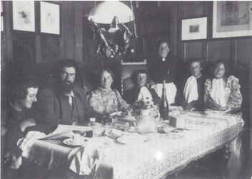 La famiglia Segantini nella sala da pranzo dello chalet Kuomi a Maloja, 1898. Da sinistra: Alberto, Giovanni, Bice, Mario, Baba, Gottardo, Bianca.