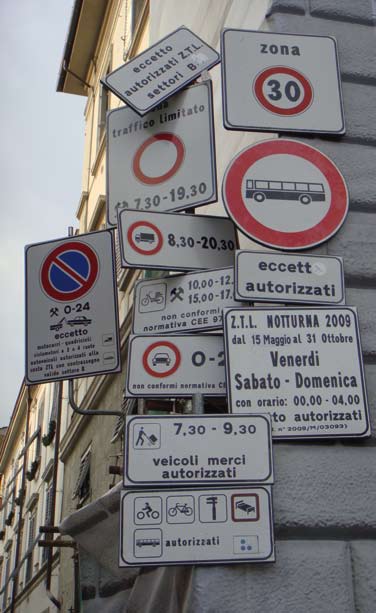 C I R C O L A Z I O N E S T R A D A L E 25 La foto a fianco dimostra come i funzionari preposti La alla foto a gestione fianco dimostra la della non corretta applicazione del Codice della Strada