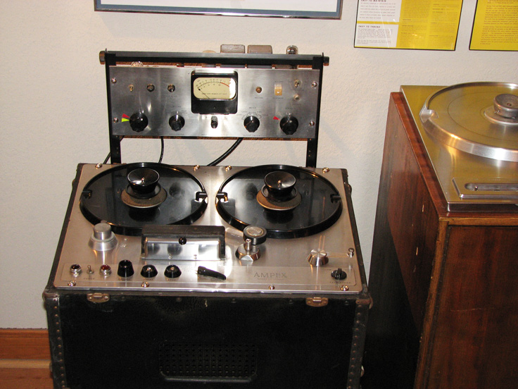 La registrazione elettrica A partire dagli anni 50, modificando un registratore Ampex 300, il chitarrista Les Paul, creò il primo registratore multitraccia (4-8