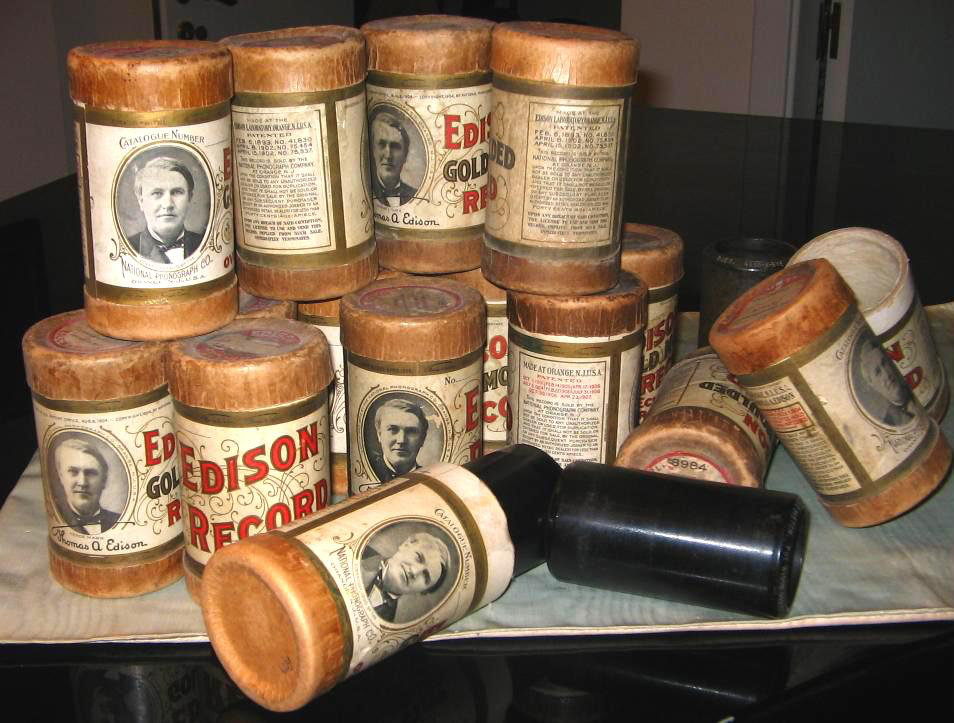 Il fonografo di Edison Nato come strumento destinato alle telecomunicazioni, poteva essere usato come accessorio da abbinare al telefono in grado di registrare i messaggi e riascoltarli o di incidere
